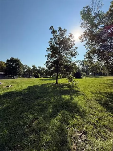 402 S Fourth St, Iola, KS 66749 photo 4