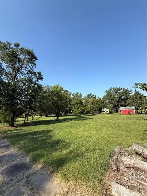 402 S Fourth St, Iola, KS 66749 photo 2