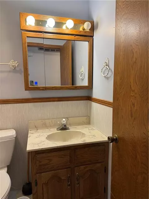 Bath - 801 Overbrook Drive Dr, Macon, MO 63552 photo 2 of 5