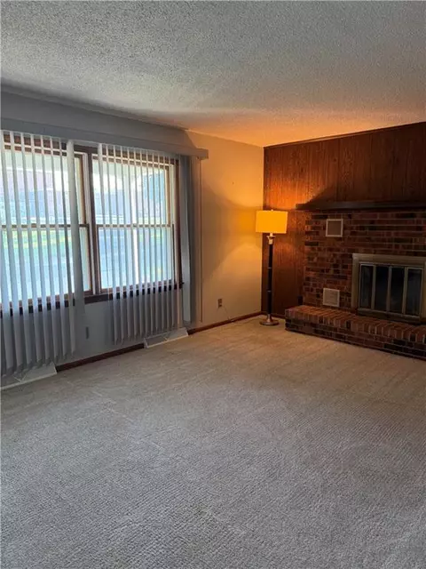 Living - 801 Overbrook Drive Dr, Macon, MO 63552 photo 1 of 1
