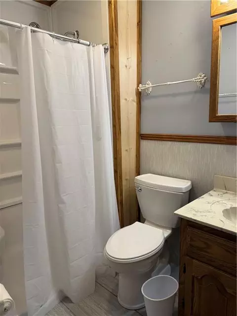 Bath - 801 Overbrook Drive Dr, Macon, MO 63552 photo 1 of 5