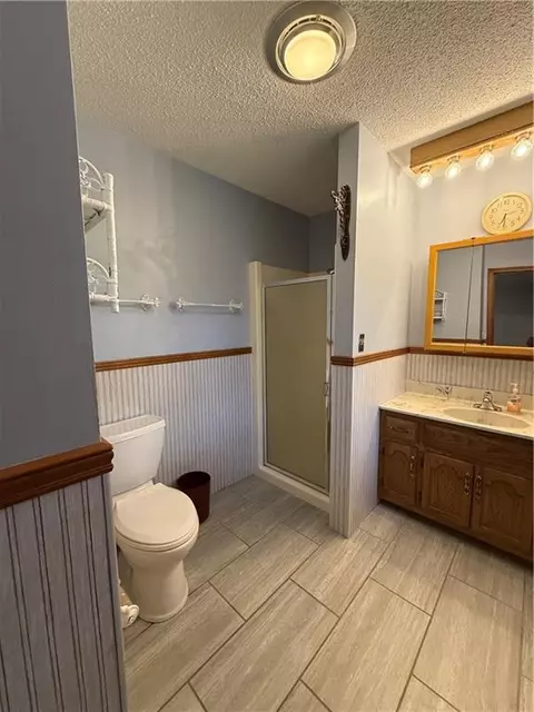 Bath - 801 Overbrook Drive Dr, Macon, MO 63552 photo 4 of 5