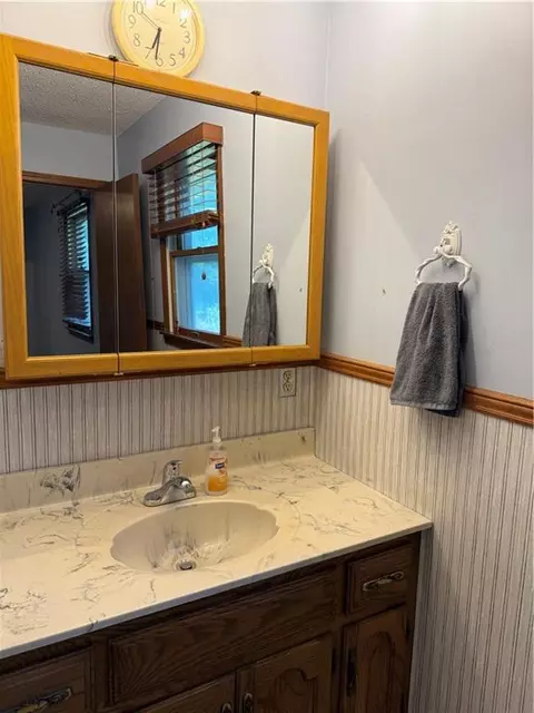 Bath - 801 Overbrook Drive Dr, Macon, MO 63552 photo 3 of 5