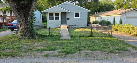 216 82 St, Kansas City, MO 64114