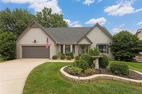 622 NE Fairington Ct, Lees Summit, MO 64064