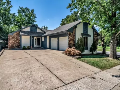801 NE Fairway Homes Ct, Lees Summit, MO 64064