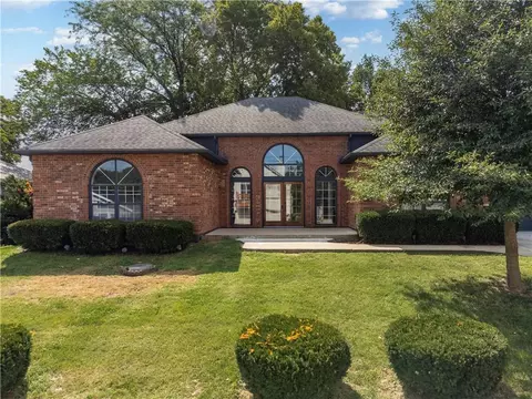 41 Clipper Dr, Lake Tapawingo, MO 64015