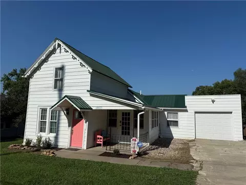 1017 N 10th St, Atchison, KS 66002