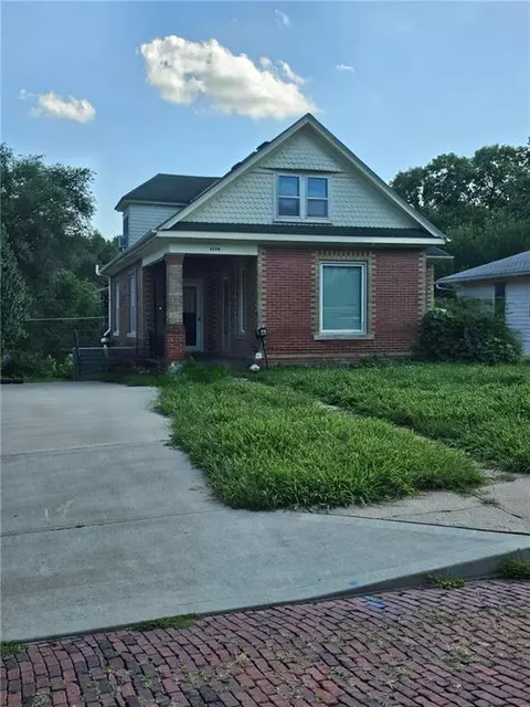 1136 Kearney St, Atchison, KS 66002