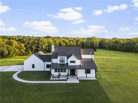 21851 179th St, Tonganoxie, KS 66086