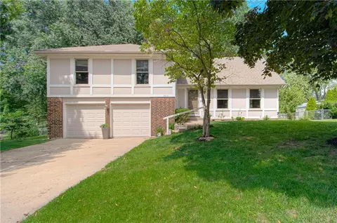 9016 W 48th Ter, Shawnee, KS 66203