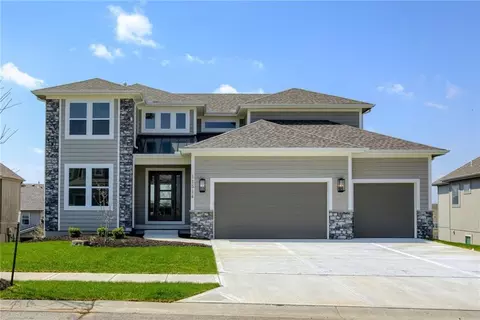 11471 S Montclaire Dr, Olathe, KS 66061
