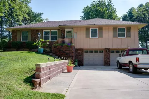 1308 SW Speas Dr, Blue Springs, MO 64014