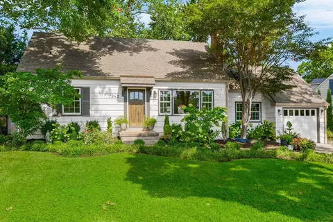 7942 Booth St, Prairie Village, KS 66208