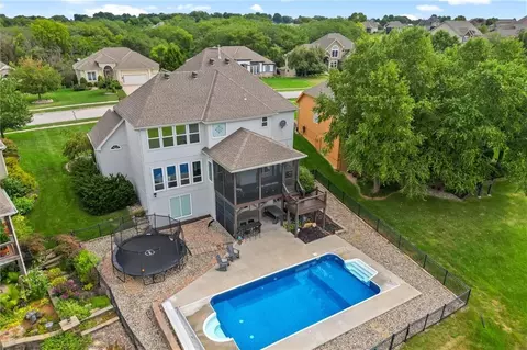 607 Indian Trail Ct, Smithville, MO 64089