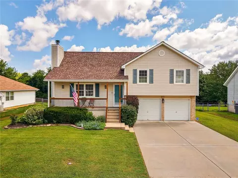 207 Pebblebrook St, Grain Valley, MO 64029