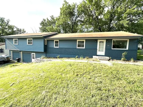 2020 NW 50th St, Northmoor, MO 64151