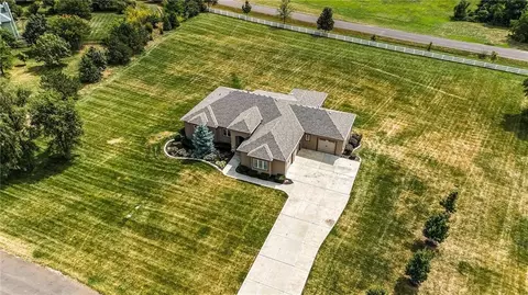 25055 Woodridge Cir, Leavenworth, KS 66048