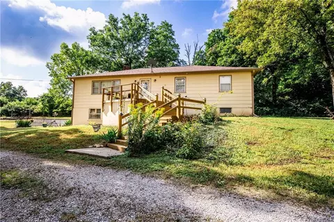 7497 Nickel Rd, Mound City, KS 66056