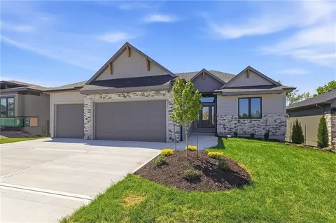 911 Savannah Ln, Greenwood, MO 64034