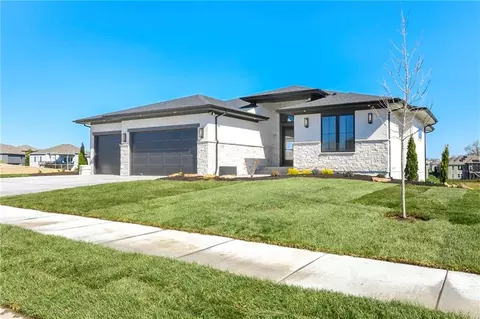 3925 SW Flintrock Dr, Lees Summit, MO 64082