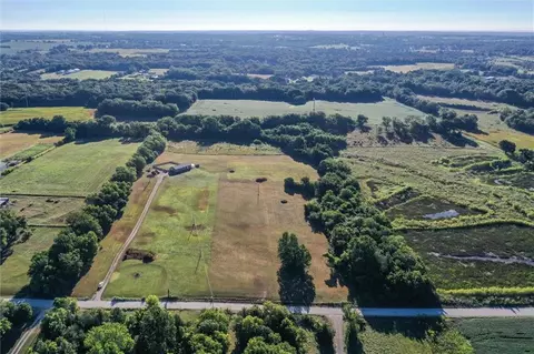 183 Rd St, Tonganoxie, KS 66086