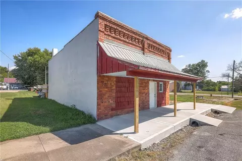 117 S Main St, Leeton, MO 64761