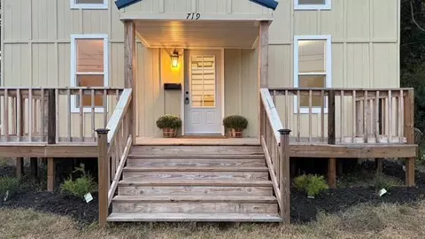 719 W Olive St, Bolivar, MO 65613