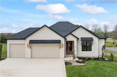 1816 NE Lashbrook Cir, Lees Summit, MO 64086