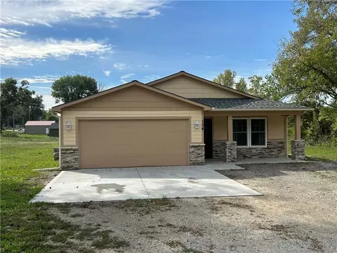 134 W 4th St, Pomona, KS 66076