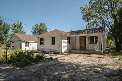 415 E 2nd St, Pomona, KS 66076