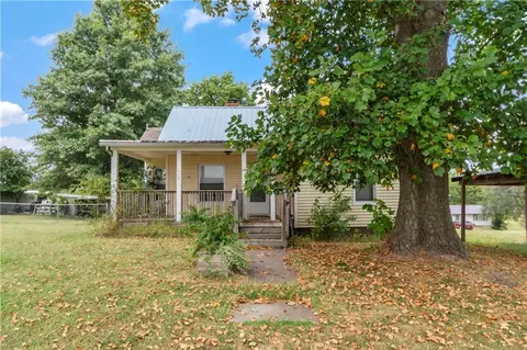 402 Pine St, Blackburn, MO 65321