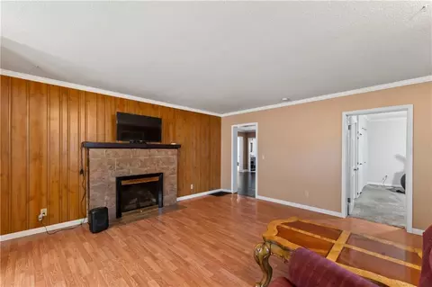 Living - 402 Pine St, Blackburn, MO 65321 photo 4 of 5