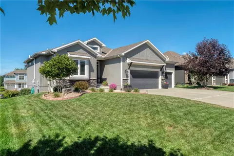 16366 S Laurelwood St, Olathe, KS 66062