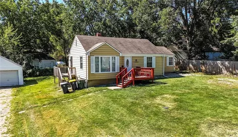 7803 E 49th St, Kansas City, MO 64129