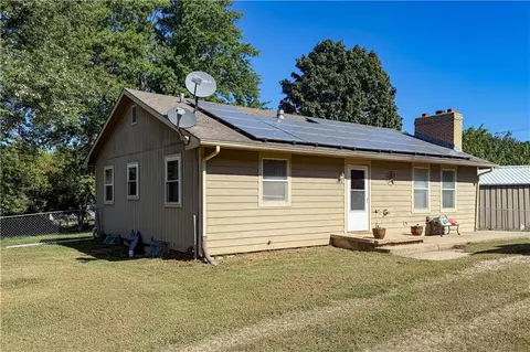 693 E 1450 Rd, Lawrence, KS 66046