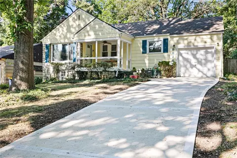 8816 Sioux Trl, Kansas City, MO 64114