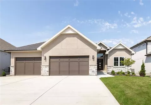 18460 Pawnee Ln, Overland Park, KS 66085