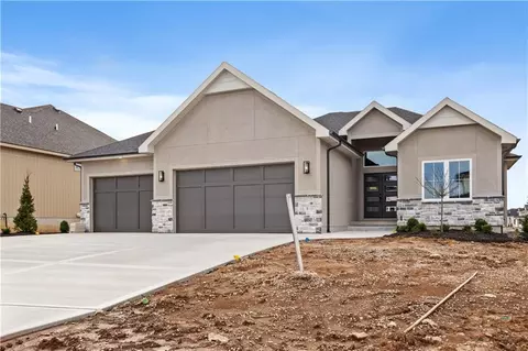 18460 Pawnee Ln, Overland Park, KS 66085