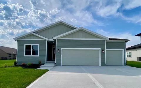 18549 W 193rd St, Spring Hill, KS 66083