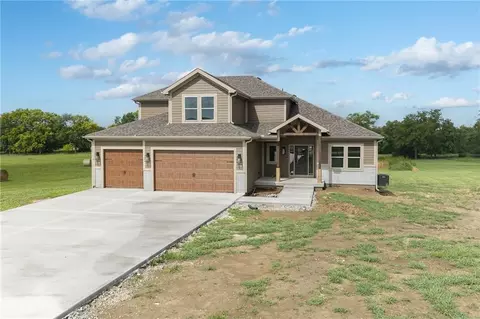 17924 235th St, Tonganoxie, KS 66086