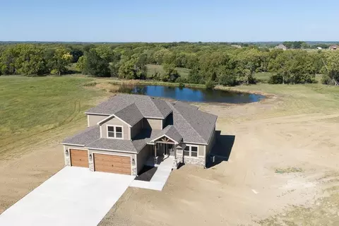 17924 235th St, Tonganoxie, KS 66086