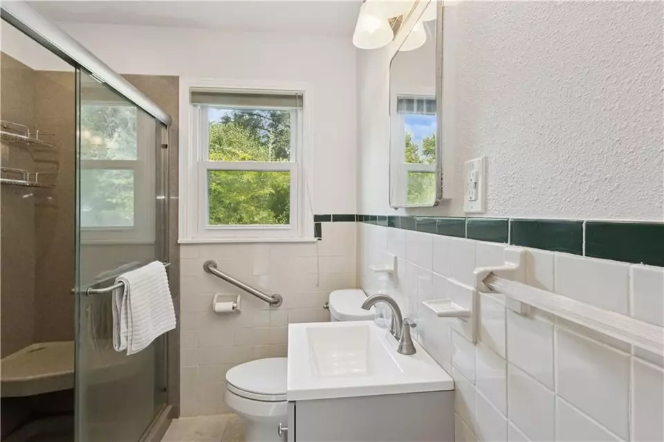 Bath - 8117 Jarboe St, Kansas City, MO 64114 photo 1 of 1