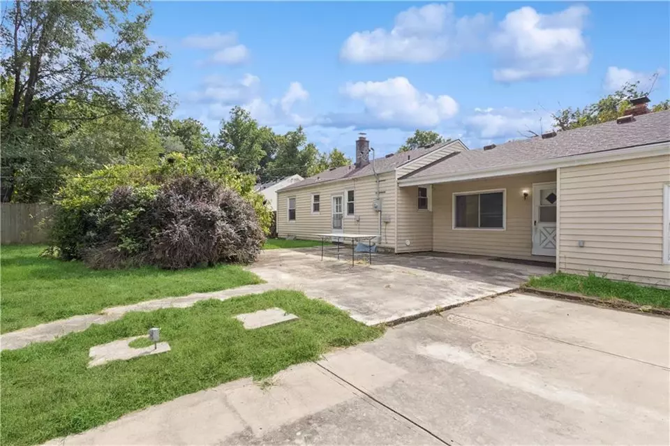 Exterior - 8117 Jarboe St, Kansas City, MO 64114 photo 1 of 3