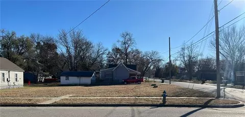 122-124 N Spring St, Nevada, MO 64772