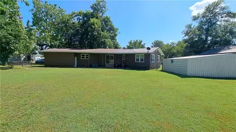 Exterior - 805 Walnut St, Chetopa, KS 67336 photo 6 of 7