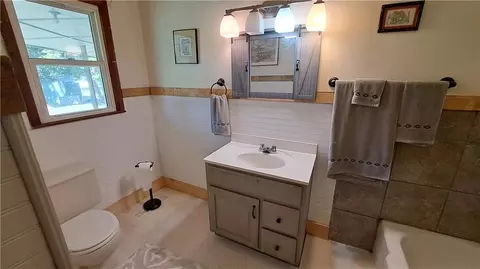 Bath - 805 Walnut St, Chetopa, KS 67336 photo 2 of 3