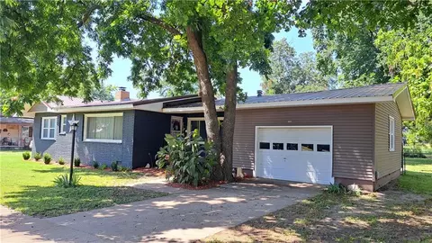 Exterior - 805 Walnut St, Chetopa, KS 67336 photo 1 of 7