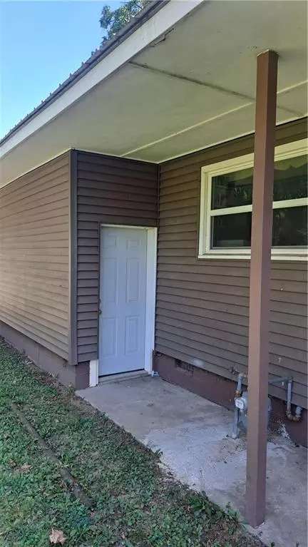 Exterior - 805 Walnut St, Chetopa, KS 67336 photo 4 of 7