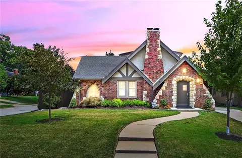 6637 Oak St, Kansas City, MO 64113